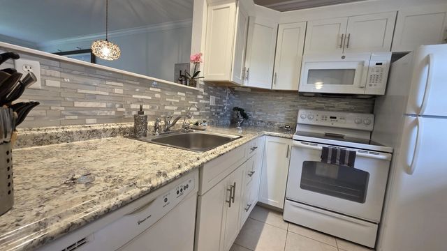 5161 W Oakland Park Boulevard #206, Lauderdale Lakes