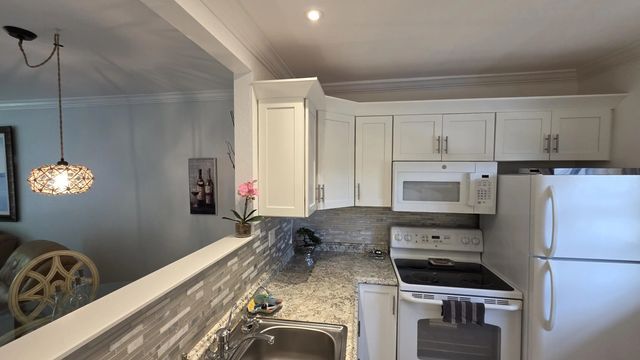 5 of 34 - 5161 W Oakland Park Boulevard #206, Lauderdale Lakes, FL