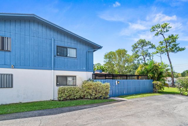 2 of 32 - 4585 Holly Lake Drive, Lake Worth, FL