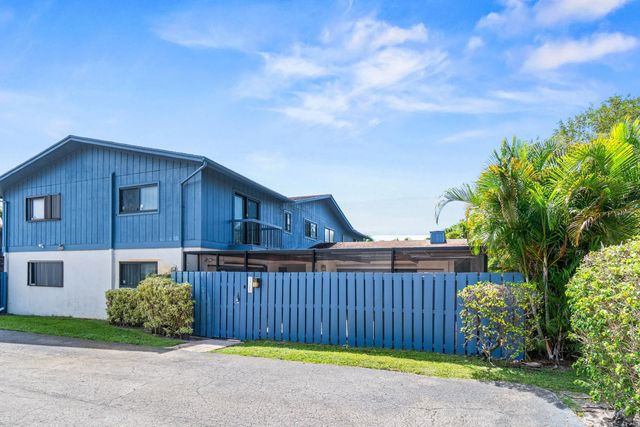 3 of 32 - 4585 Holly Lake Drive, Lake Worth, FL