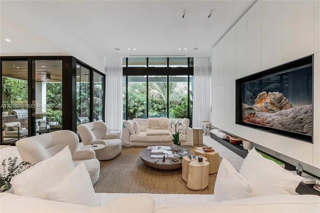 3 of 20 - 1092 N Venetian Drive, Miami, FL