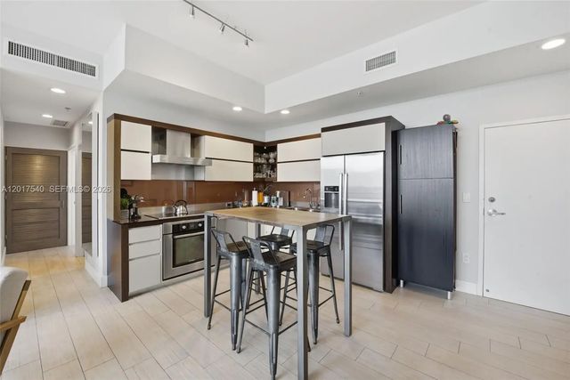 4 of 25 - 2100 Park Avenue #302, Miami Beach, FL