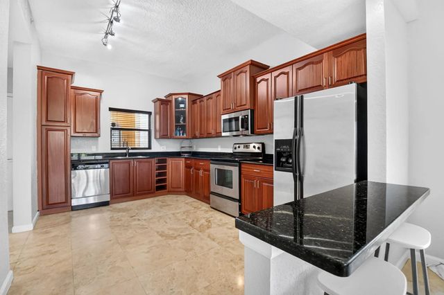5 of 42 - 1620 Presidential Way #402, West Palm Beach, FL