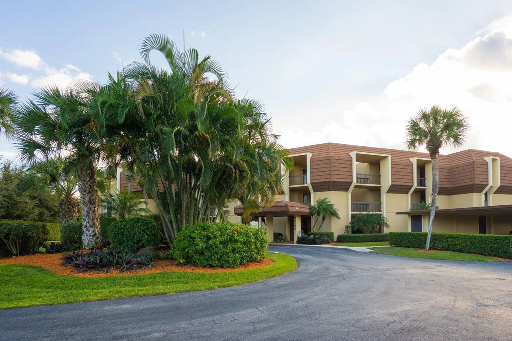 5188 Woodland Lakes Drive #335, Palm Beach Gardens