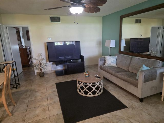 5 of 42 - 808 Se 7th Street #101, Deerfield Beach, FL