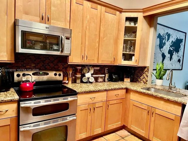 2 of 10 - 509 Ne 199th Lane #3a, Miami, FL