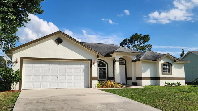 474 Sw Namoit Place, Port St. Lucie