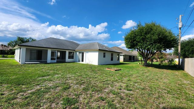 4 of 21 - 474 Sw Namoit Place, Port St. Lucie, FL