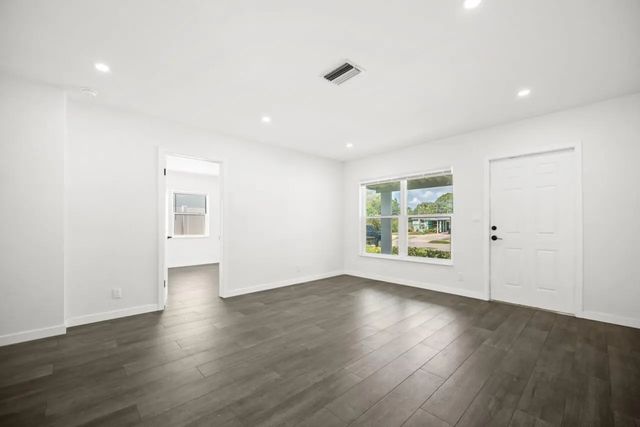 3 of 26 - 5240 Ne 3rd Terrace, Oakland Park, FL