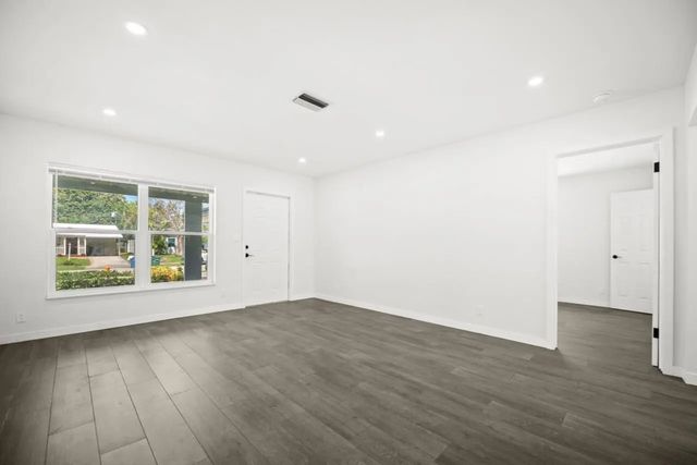 4 of 26 - 5240 Ne 3rd Terrace, Oakland Park, FL