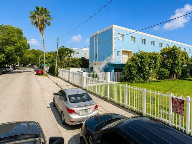 3 of 4 - 829 Sw 2nd Street, Miami, FL