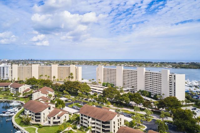 3 of 30 - 136 Lakeshore Drive #211, North Palm Beach, FL