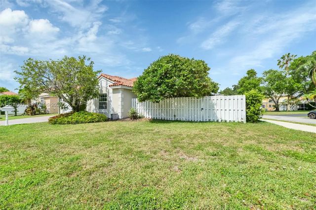 3 of 37 - 535 Somerset Way, Weston, FL