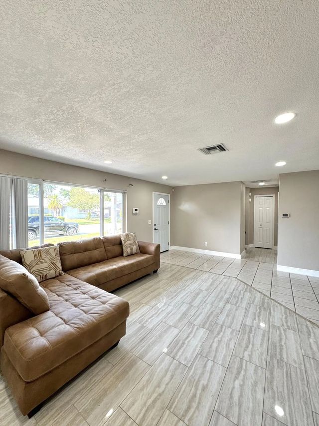 3 of 24 - 1707 E Ironwood Ct Court E, Oldsmar, FL