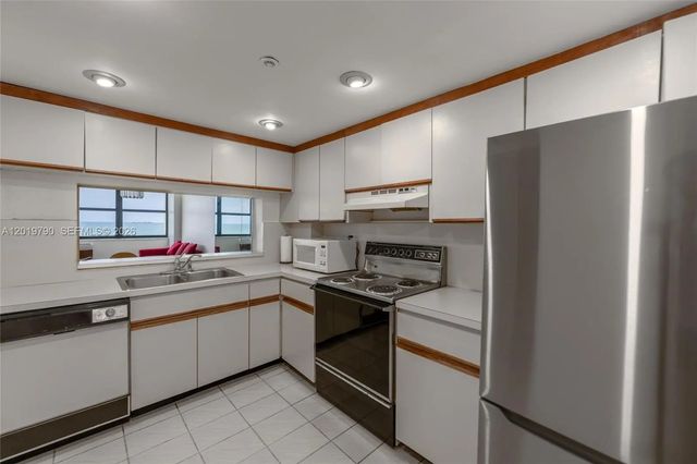 5 of 15 - 2555 Collins Avenue #1003, Miami Beach, FL
