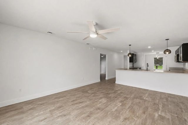 5 of 22 - 380 Sw Donna Terrace, Port St. Lucie, FL