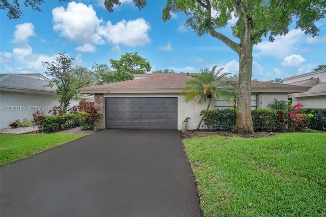 136 Greens Road, Hollywood