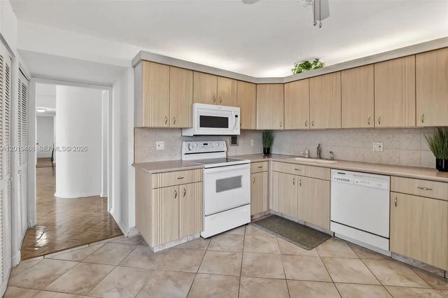 4 of 45 - 2808 N 46th Avenue #e654, Hollywood, FL