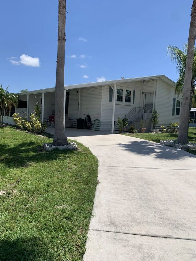 9 Universidad Lane, Port St. Lucie