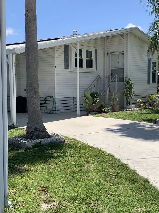 2 of 31 - 9 Universidad Lane, Port St. Lucie, FL
