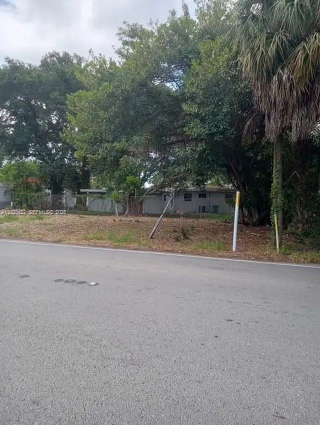 5 of 10 - 2410 Nw 167 Street, Miami Gardens, FL
