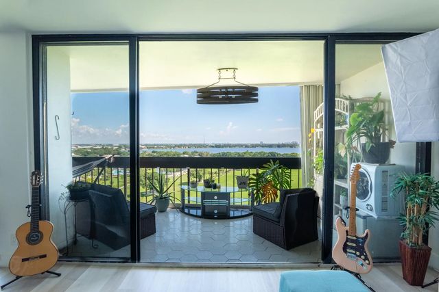 2000 Presidential Way #1401, West Palm Beach