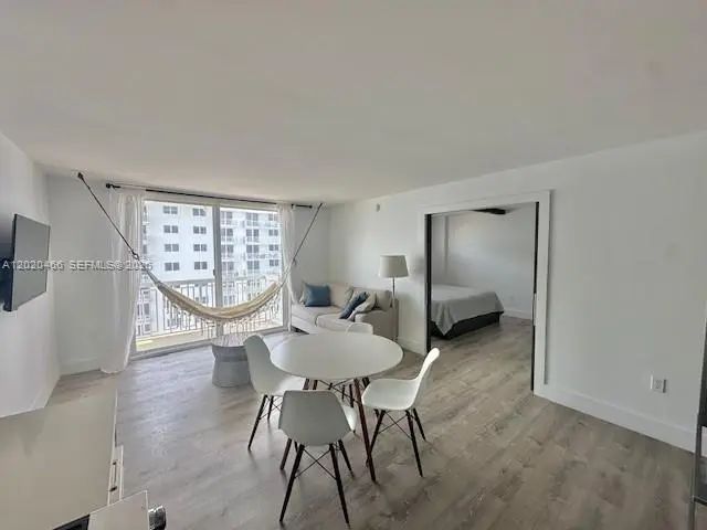 4 of 17 - 401 Ocean Drive #910, Miami Beach, FL