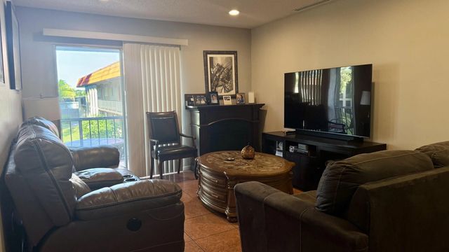 3 of 18 - 6086 Forest Hill Boulevard #208, West Palm Beach, FL