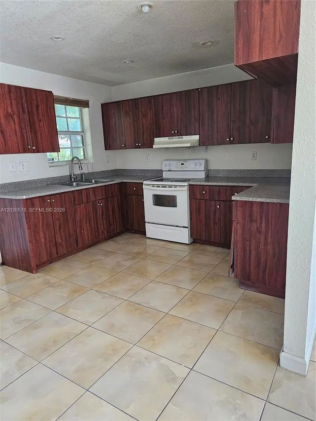 5 of 11 - 15700 Nw 37th Place, Miami Gardens, FL