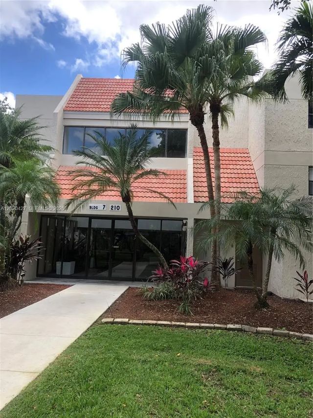 210 Lakeview Drive #207, Weston