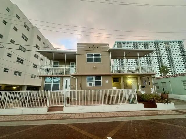 300 Georgia Street #1-5, Hollywood