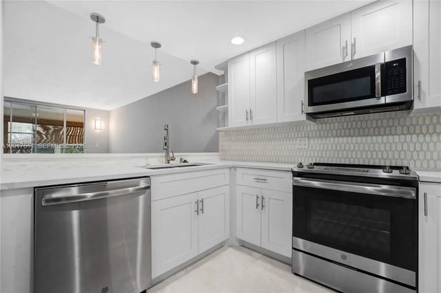 5 of 49 - 7100 Nw 17th Street #305, Plantation, FL