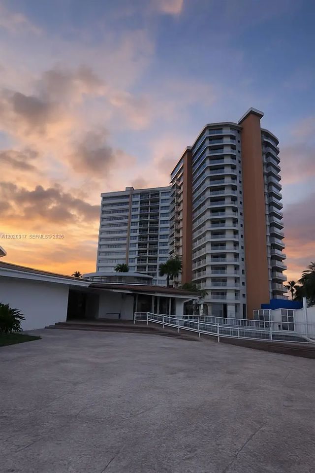 1351 Ne Miami Gardens Drive #704e, Miami