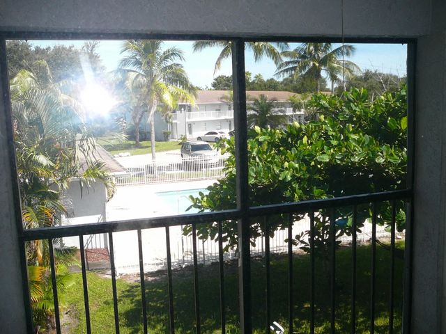 3 of 10 - 617 Ixoria Avenue, Fort Pierce, FL