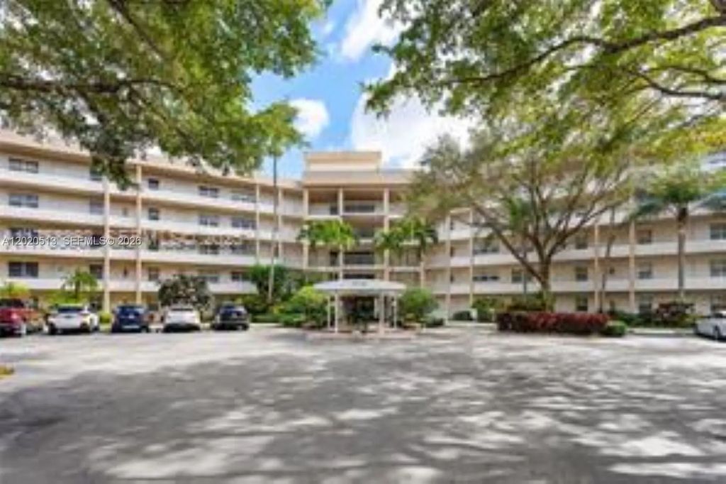 3800 Oaks Clubhouse Drive #307, Pompano Beach