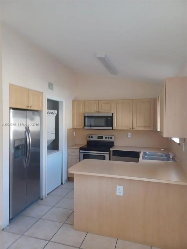 4 of 6 - 17316 Nw 74th Avenue #202, Hialeah, FL