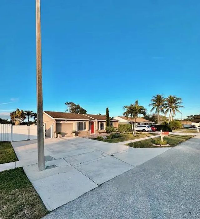 4 of 31 - 10079 Yeoman Lane, Royal Palm Beach, FL