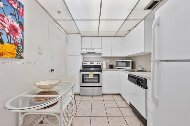 4 of 23 - 5601 Collins Avenue #1718, Miami Beach, FL