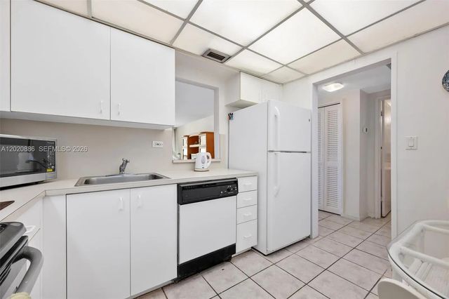 5 of 23 - 5601 Collins Avenue #1718, Miami Beach, FL