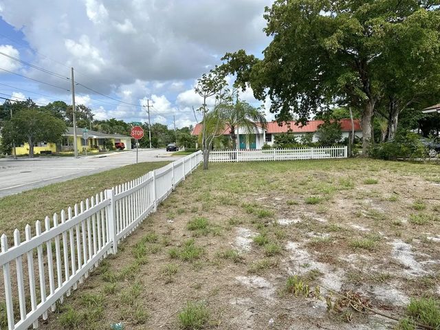 2 of 4 - 312 12th Avenue N, Lake Worth Beach, FL