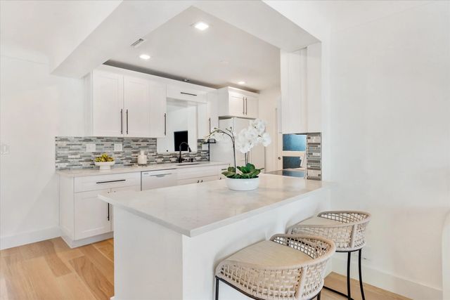4 of 29 - 4461 Ne 19th Avenue, Oakland Park, FL