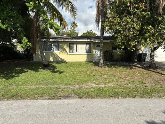 2201 W Carol Circle, West Palm Beach