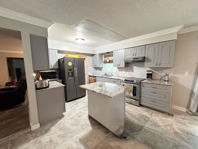 2 of 14 - 443 Se Langfield Avenue, Port St. Lucie, FL