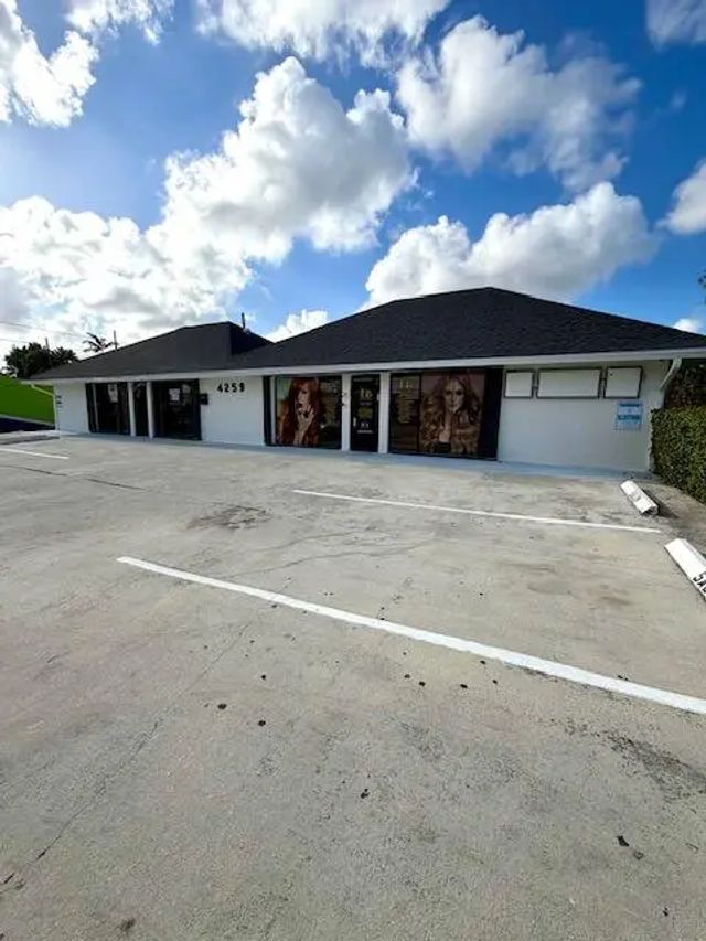 4 of 23 - 4259 10th Avenue N, Lake Worth Beach, FL