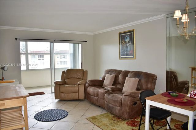 5 of 25 - 8861 Sunrise Lakes Boulevard #305, Sunrise, FL