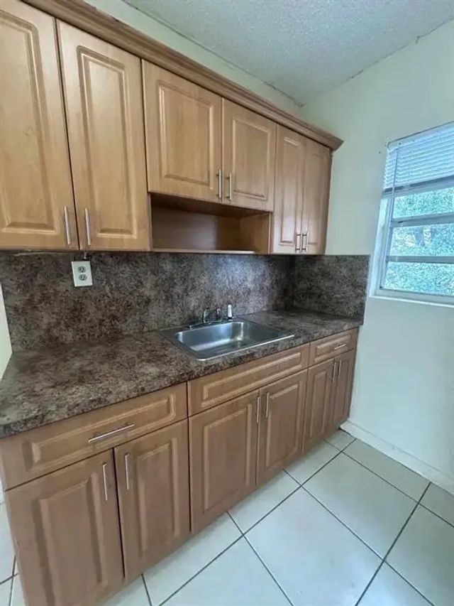 3 of 6 - 633 Nw 15th Terrace, Fort Lauderdale, FL