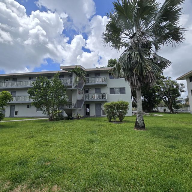 5420 Nw 11th Street #202, Plantation