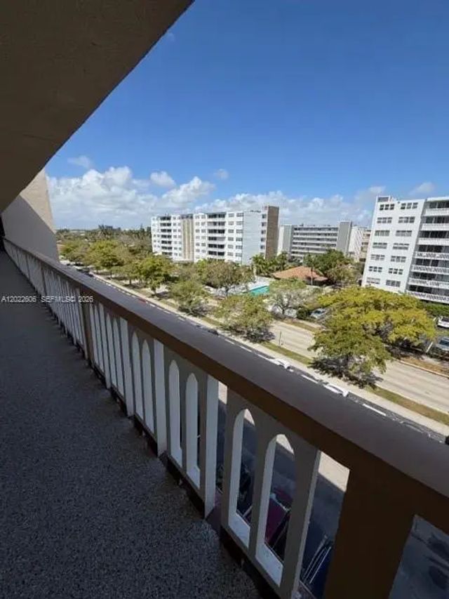 4 of 18 - 319 Ne 14th Avenue #607, Hallandale Beach, FL