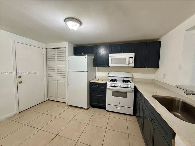 18101 Nw 68th Avenue #b102, Hialeah