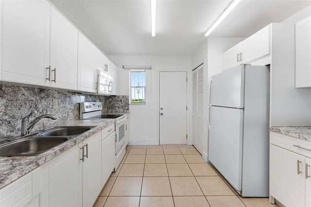 5 of 15 - 1950 W 54th Street #412, Hialeah, FL